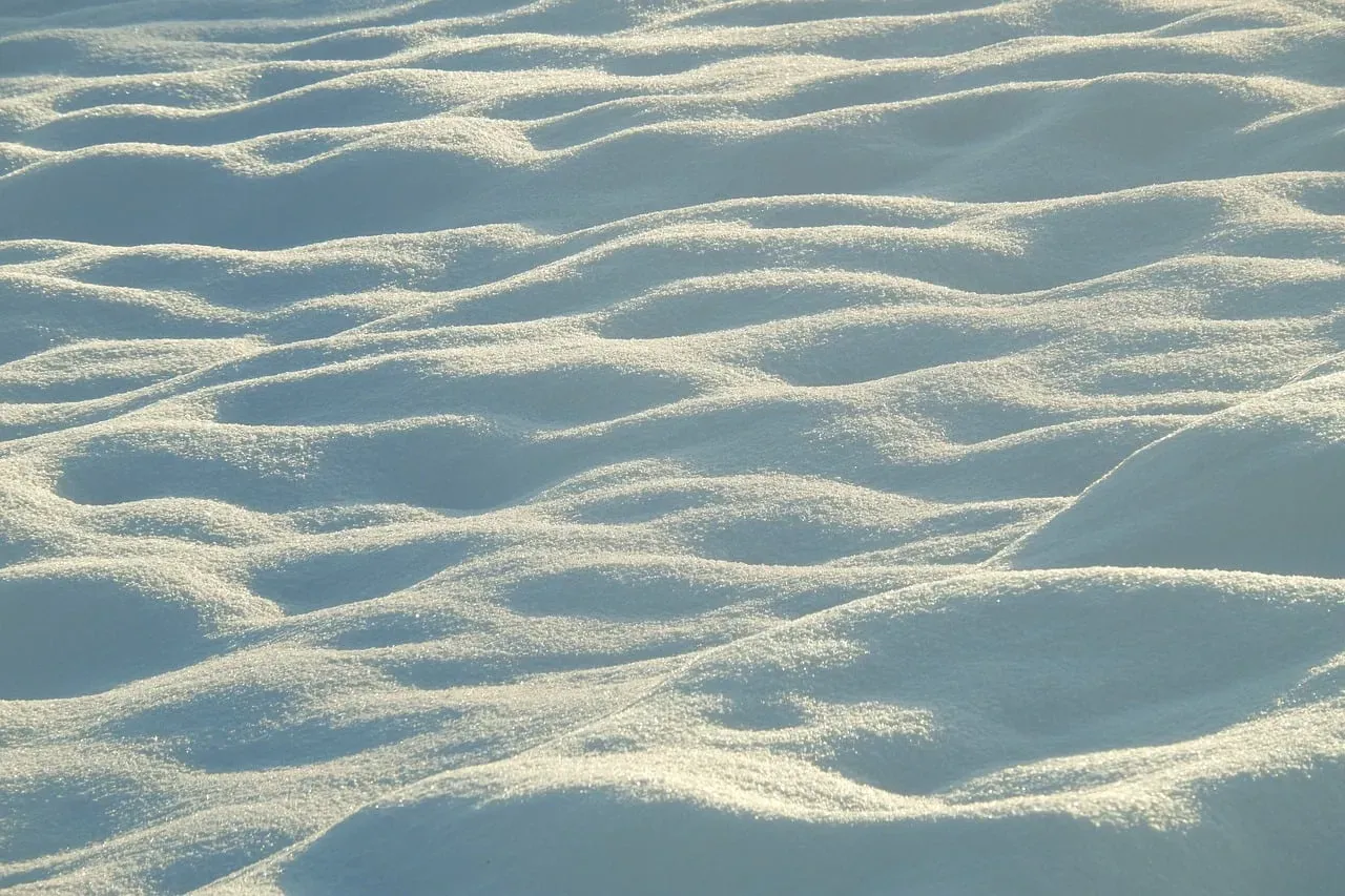 #7 - Snow Drifts Reveal Wind Direction in Real Time (Image Credits: Pixabay)