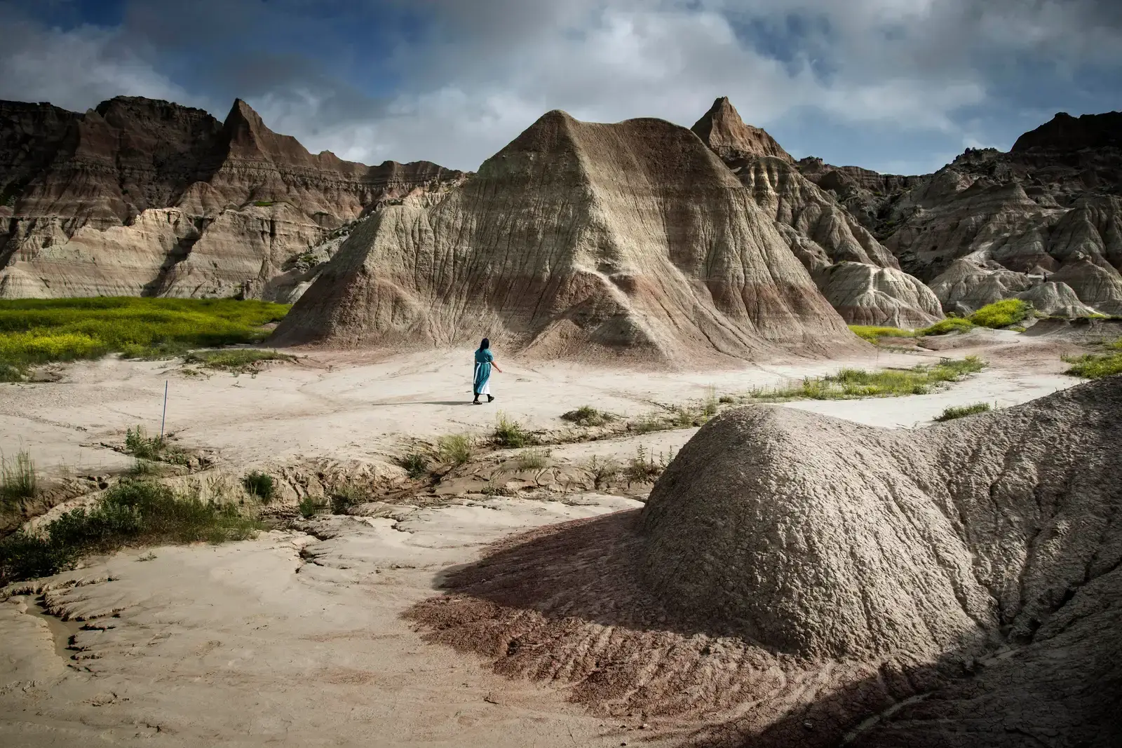 South Dakota's Badlands Hide Millions of Years of Prehistoric Life (Image Credits: Wikimedia)