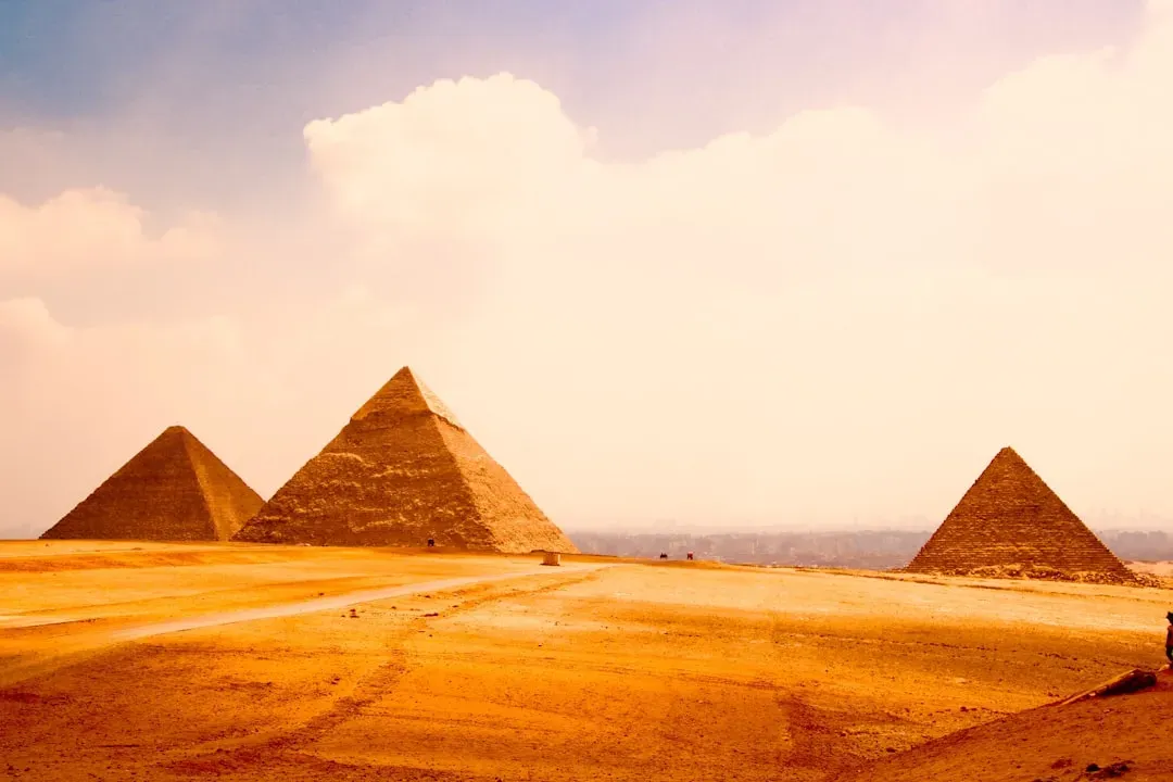 1. The Great Pyramid of Giza: Stone Geometry Built Like a Geological Feature (Image Credits: Unsplash)