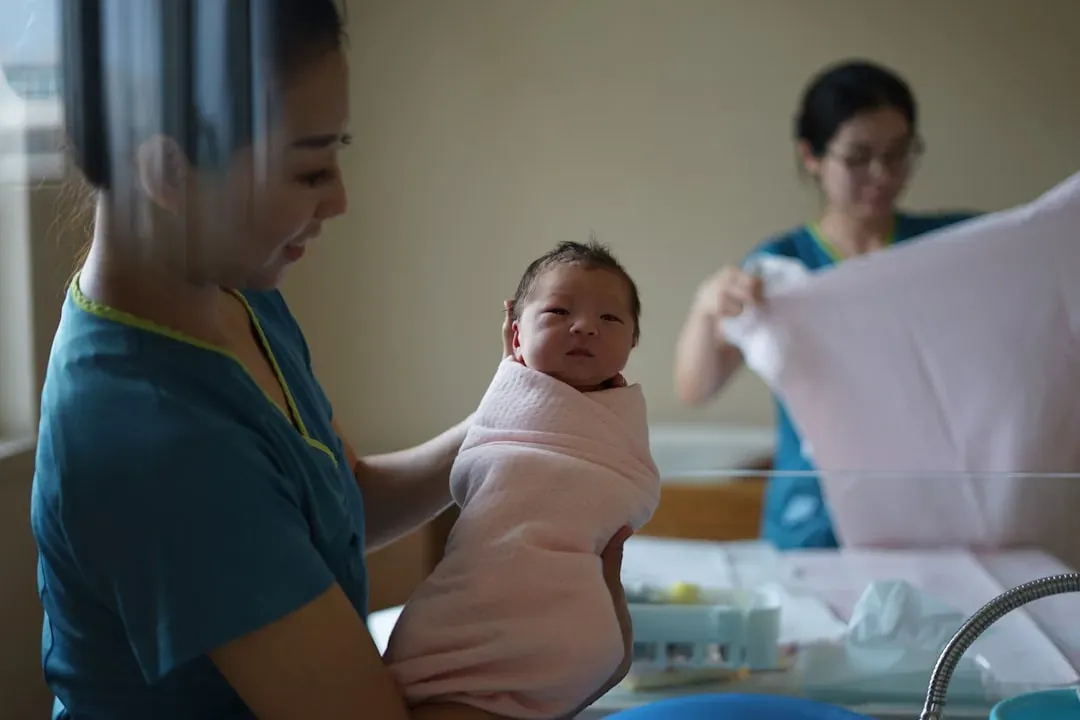 Pain, Risk, and Culture: How Humans Turned Birth into a Shared Event (Image Credits: Unsplash)