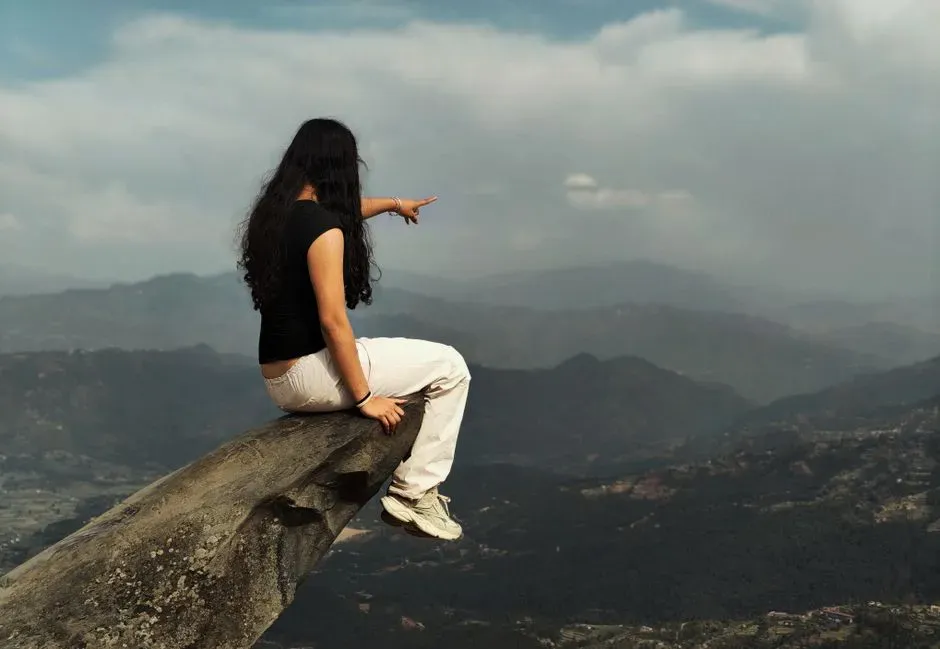 The “High Place Phenomenon” Shows Curiosity and Caution Colliding (Image Credits: Pexels)