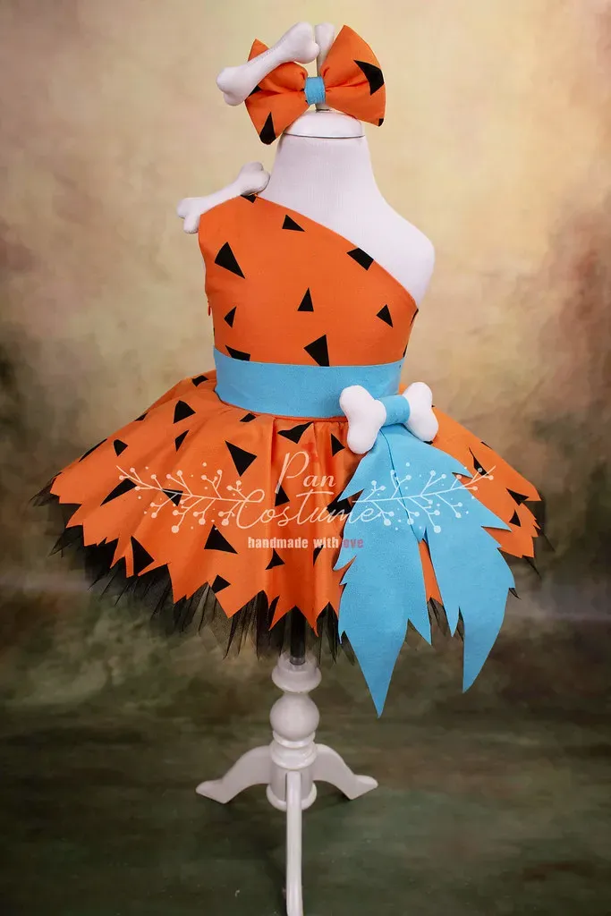 5. Fashionable outfits instead of rough, practical clothing (www.pancostume.com, Flickr, CC BY 2.0)