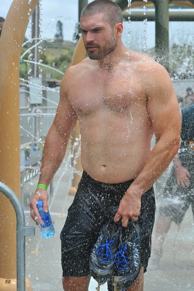 Real Giants: Gigantism, Tall Populations, And Historical Records (Chris Hunkeler, Flickr, CC BY-SA 2.0)