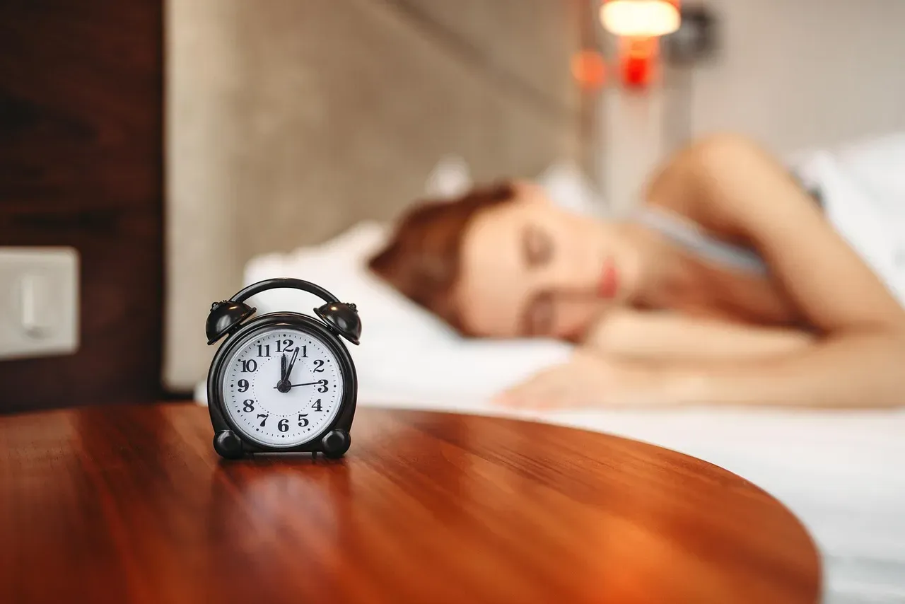 Stick to a Consistent Sleep Schedule (Image Credits: Pixabay)