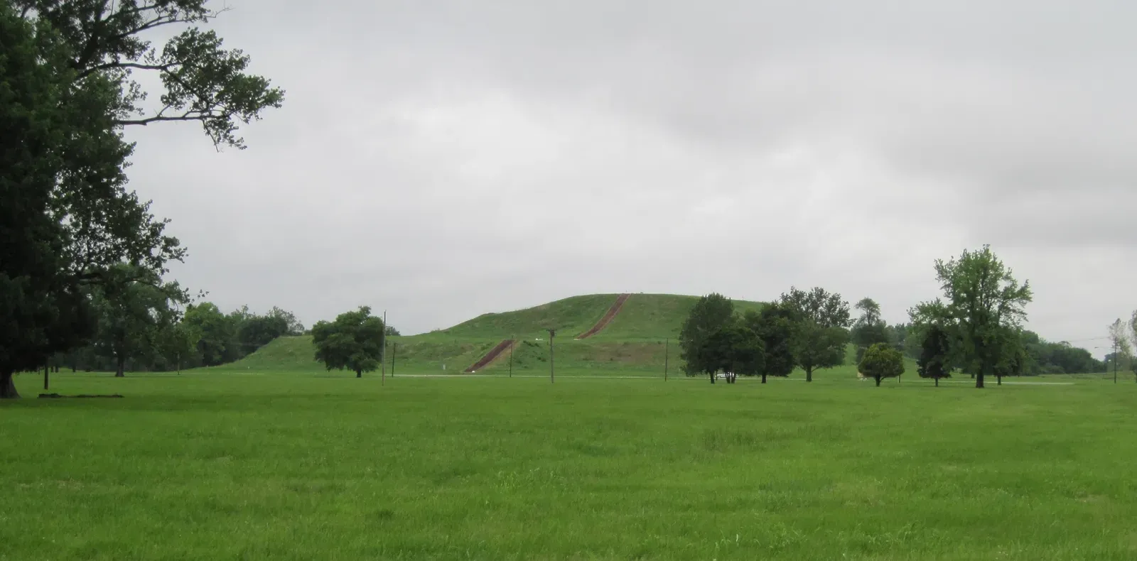 1. Cahokia Mounds, Illinois - America's Forgotten Ancient Metropolis (By QuartierLatin1968, CC BY-SA 3.0)