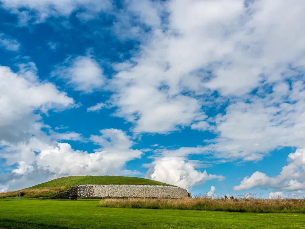 Newgrange and the Dark Magic of Astronomy and Light (Victor Solanoy, Flickr, CC BY 2.0)
