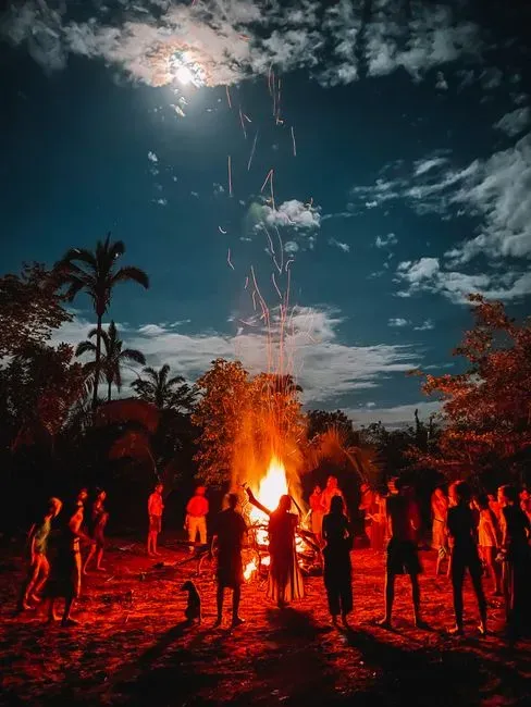 Why A Fire Circle Feels Tribal (In The Best Way) (Image Credits: Pexels)