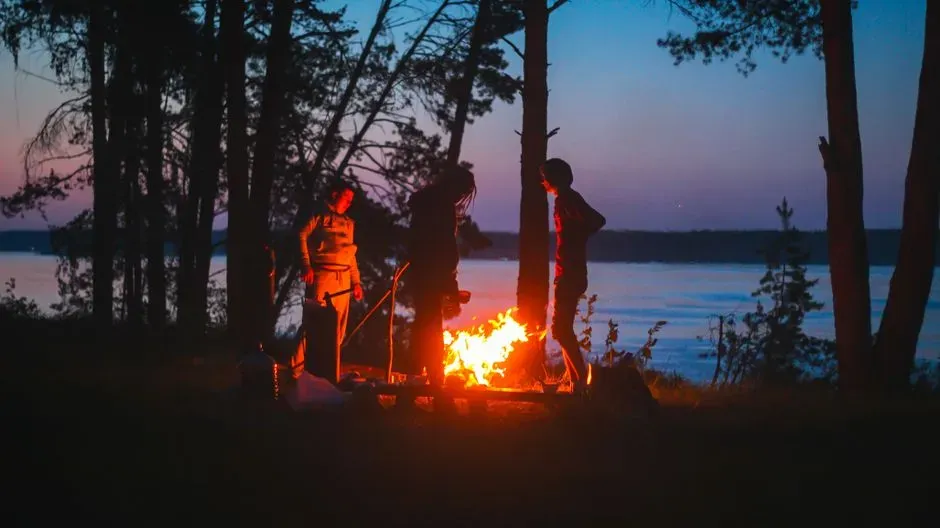 3. Campfires Turn Strangers Into A Temporary Tribe (Image Credits: Pexels)