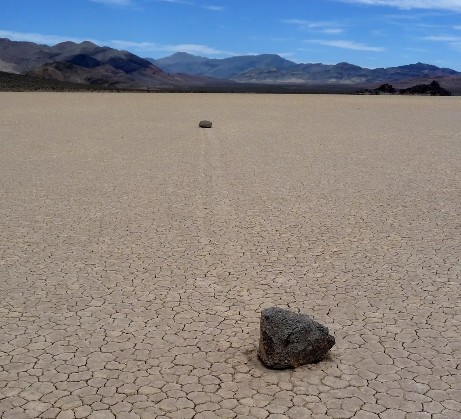 #20 - Sailing Stones, Death Valley, California (By Daniel Mayer (mav), CC BY-SA 3.0)