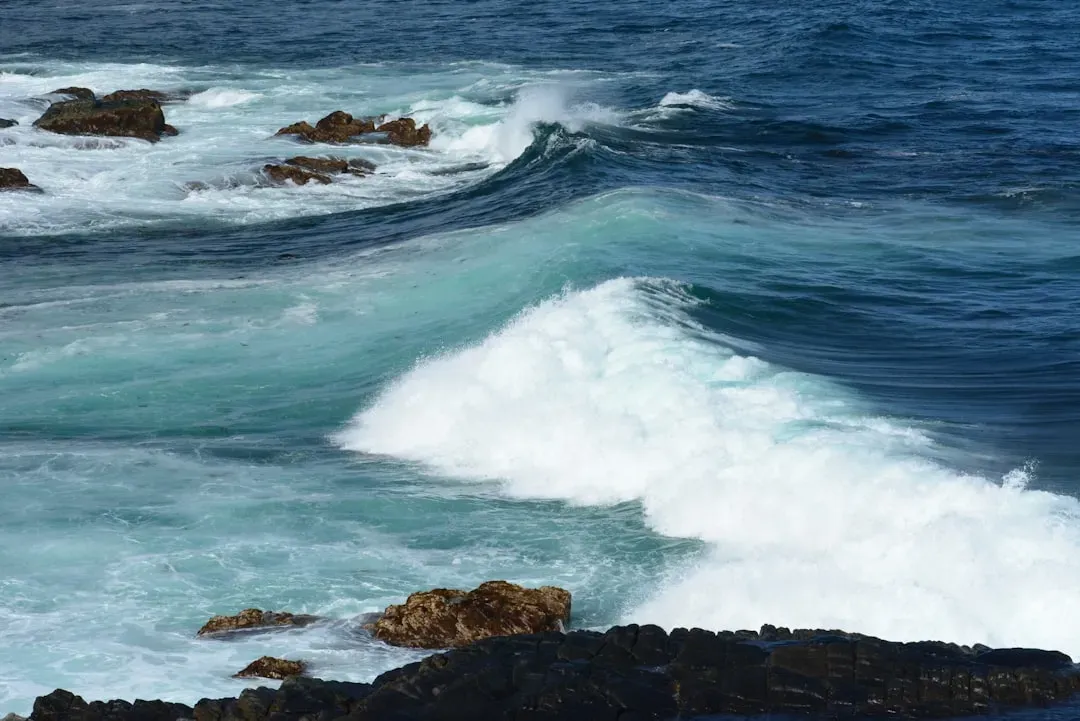 7. Day Length, Tides, and Gravity-Like Effects That Feel “Off” (Image Credits: Unsplash)