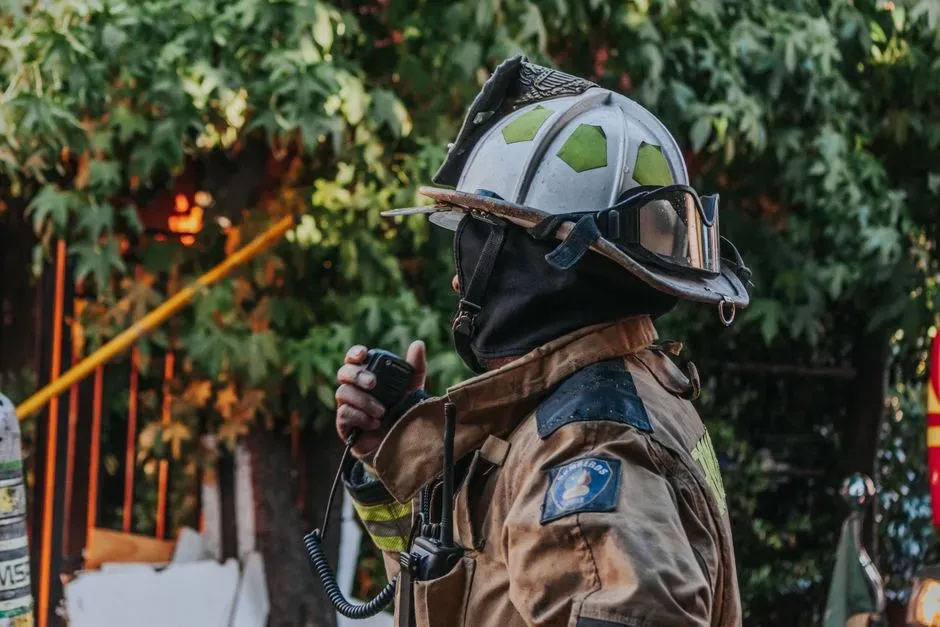 #9 - Emergency Services Learned They Couldn't Talk to Each Other (Image Credits: Pexels)