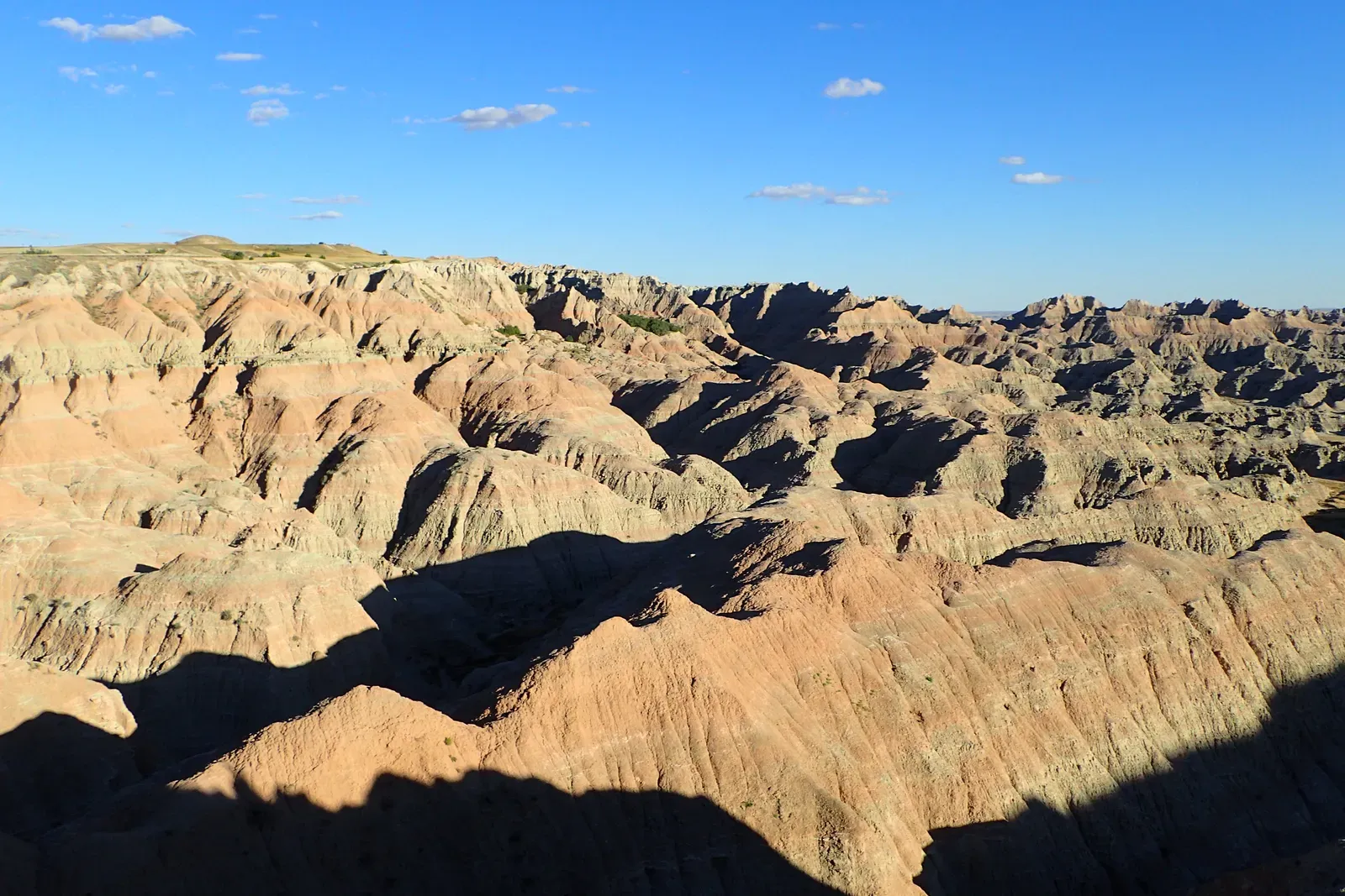 Badlands National Park: From Ancient Sea to Prehistoric Savannah (By Krzysztof Ziarnek, Kenraiz, CC BY-SA 4.0)