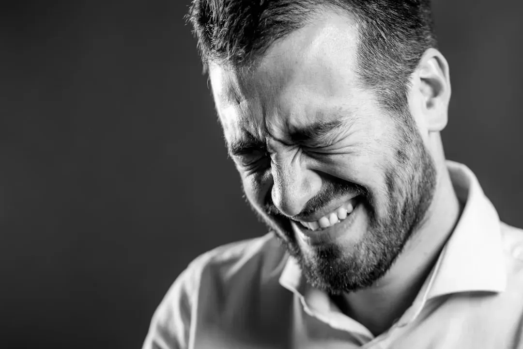 4. They Minimize Their Pain And Joke About Their Trauma (Image Credits: Unsplash)
