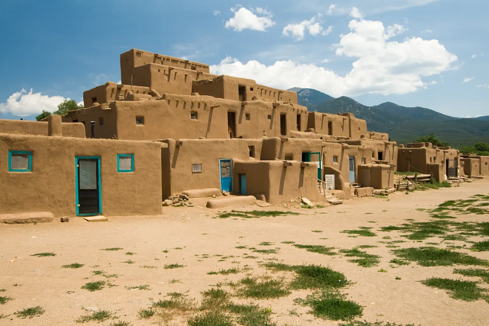6. Taos Pueblo, New Mexico - A Living, Breathing Ancient Wonder (Photo taken by (Luca Galuzzi) * http://www.galuzzi.it, CC BY-SA 2.5)