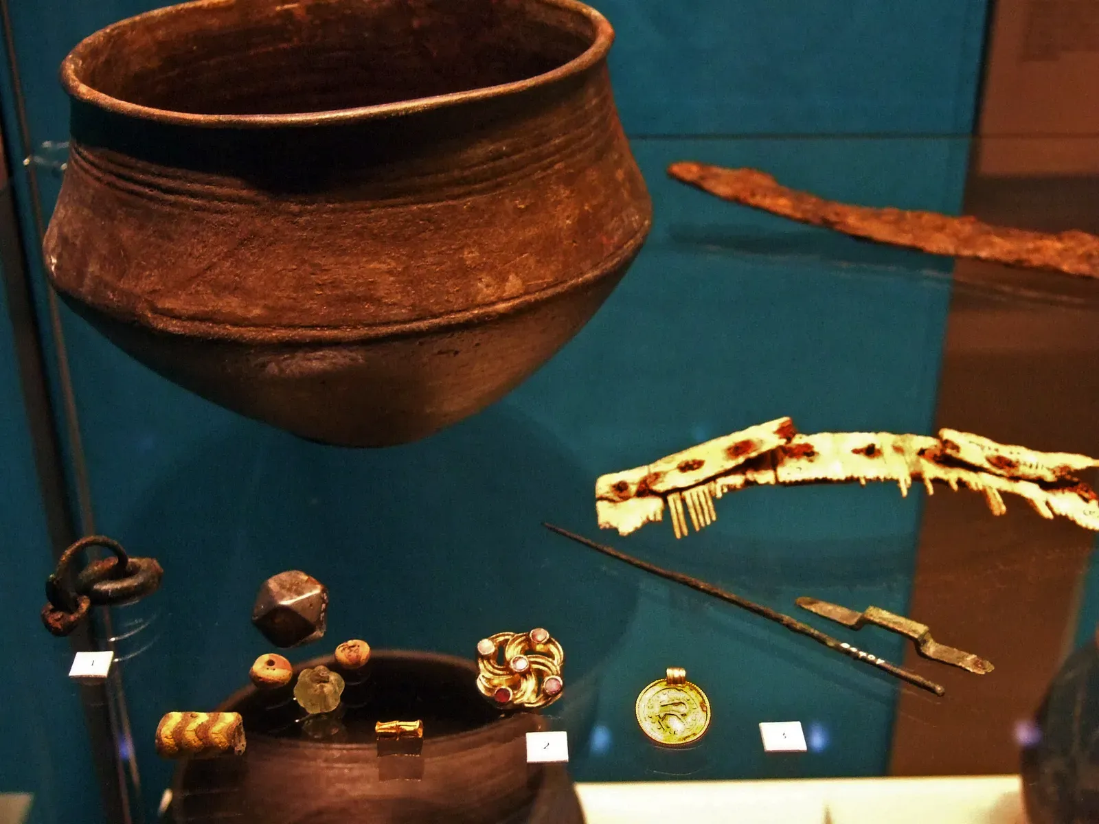 Grave goods, tools, and the hints of a daily life (By James Steakley, CC BY-SA 3.0)
