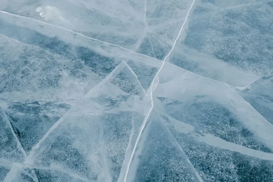 #3 Cloudy, Cracked Cubes: Evidence of Cheap Trays and Heavy Pours (Image Credits: Pexels)