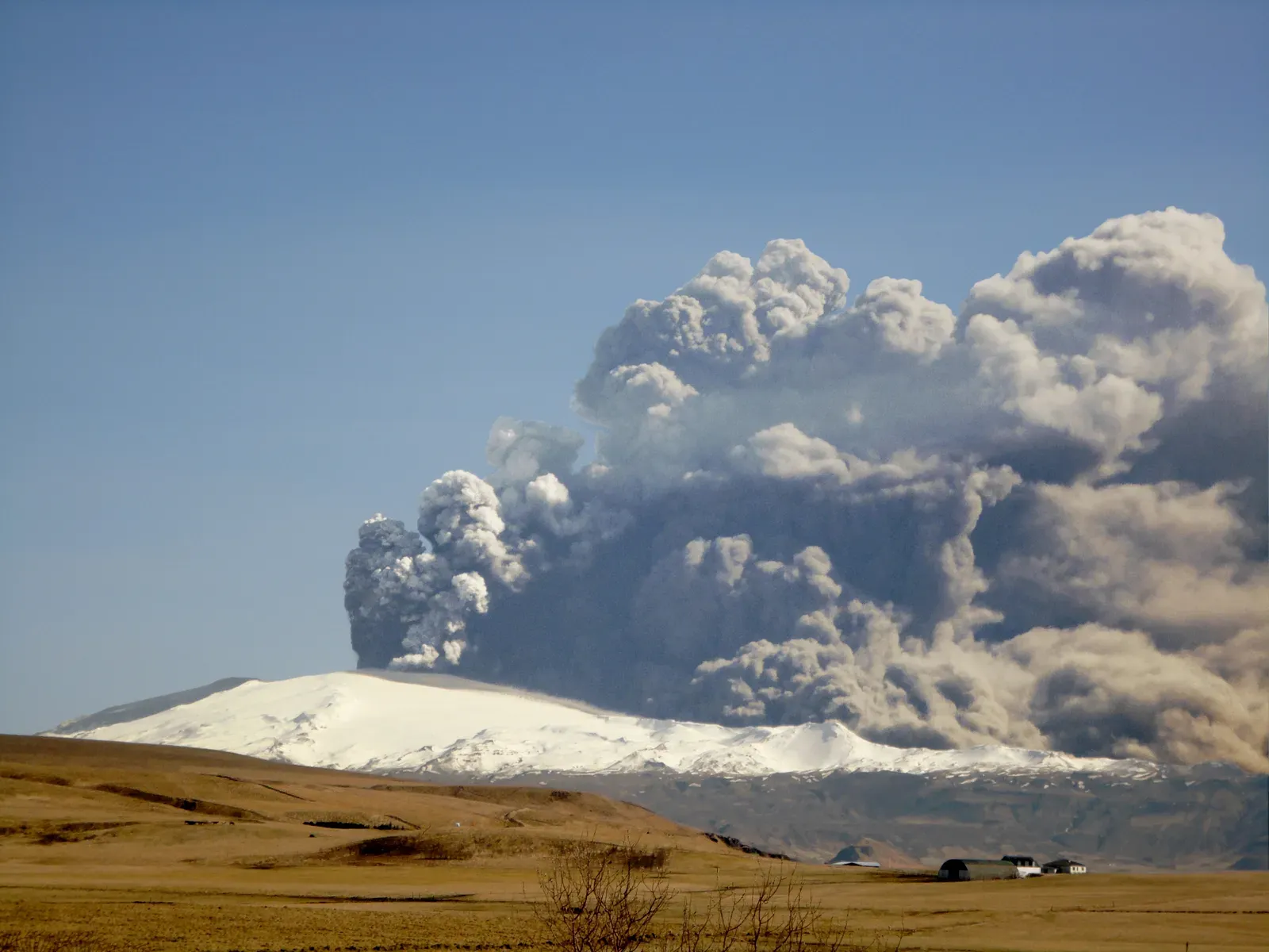 6. The Volcanic Eruption Theory: When Fire Created Ice (By Árni Friðriksson, CC BY-SA 3.0)