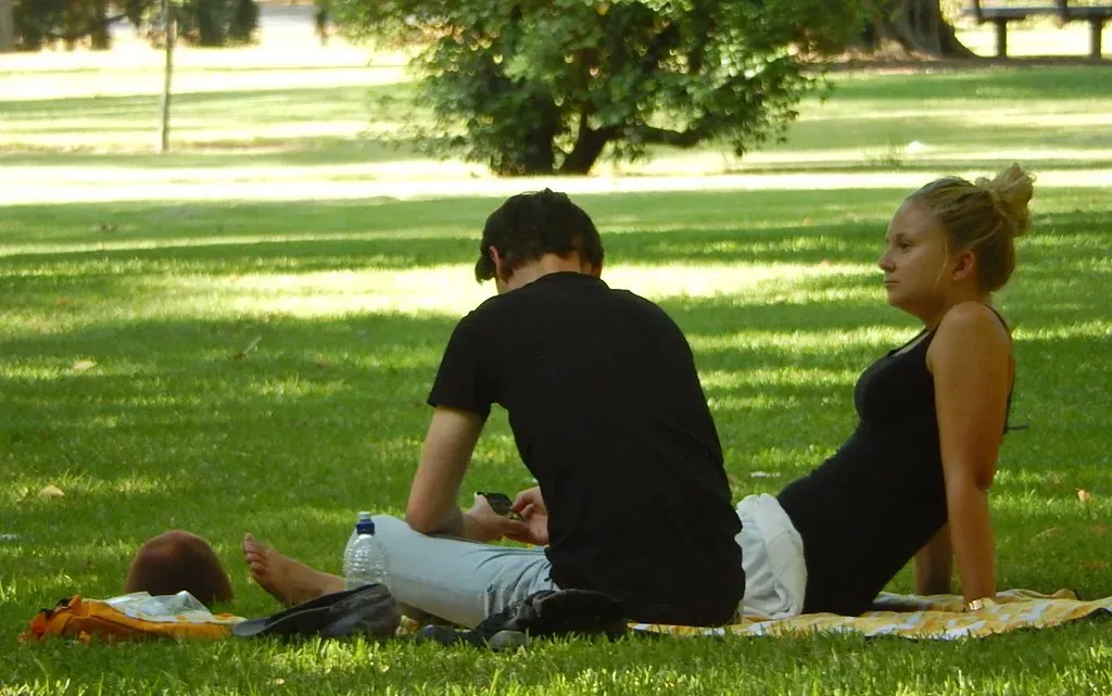 Your Relationships Feel Emotionally Distant Despite Physical Proximity (Image Credits: Flickr)