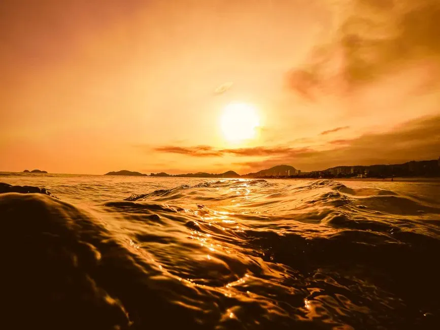 Oceans like a hot bath: warm enough to kill most modern sea life (Image Credits: Pexels)