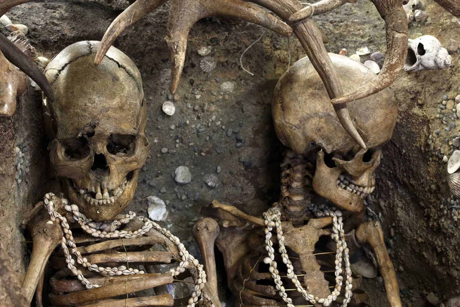 The first graves: when bodies became more than bodies (By Rama, commissioned by Wikimédia France, CC BY-SA 2.0 fr)