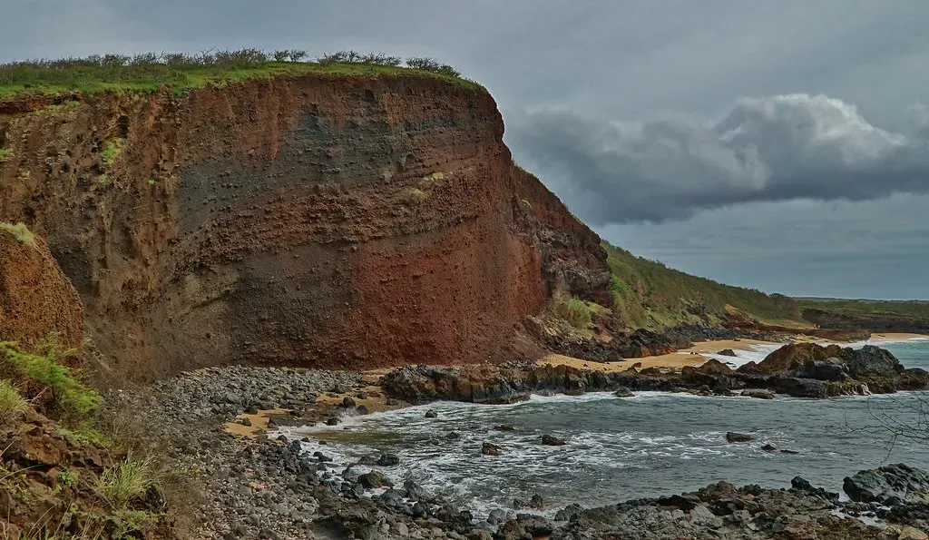 The rhythmic roar of ancient shorelines and shallow seas (Eric Tessmer, Honolulu Hawaii, Flickr, CC BY 2.0)