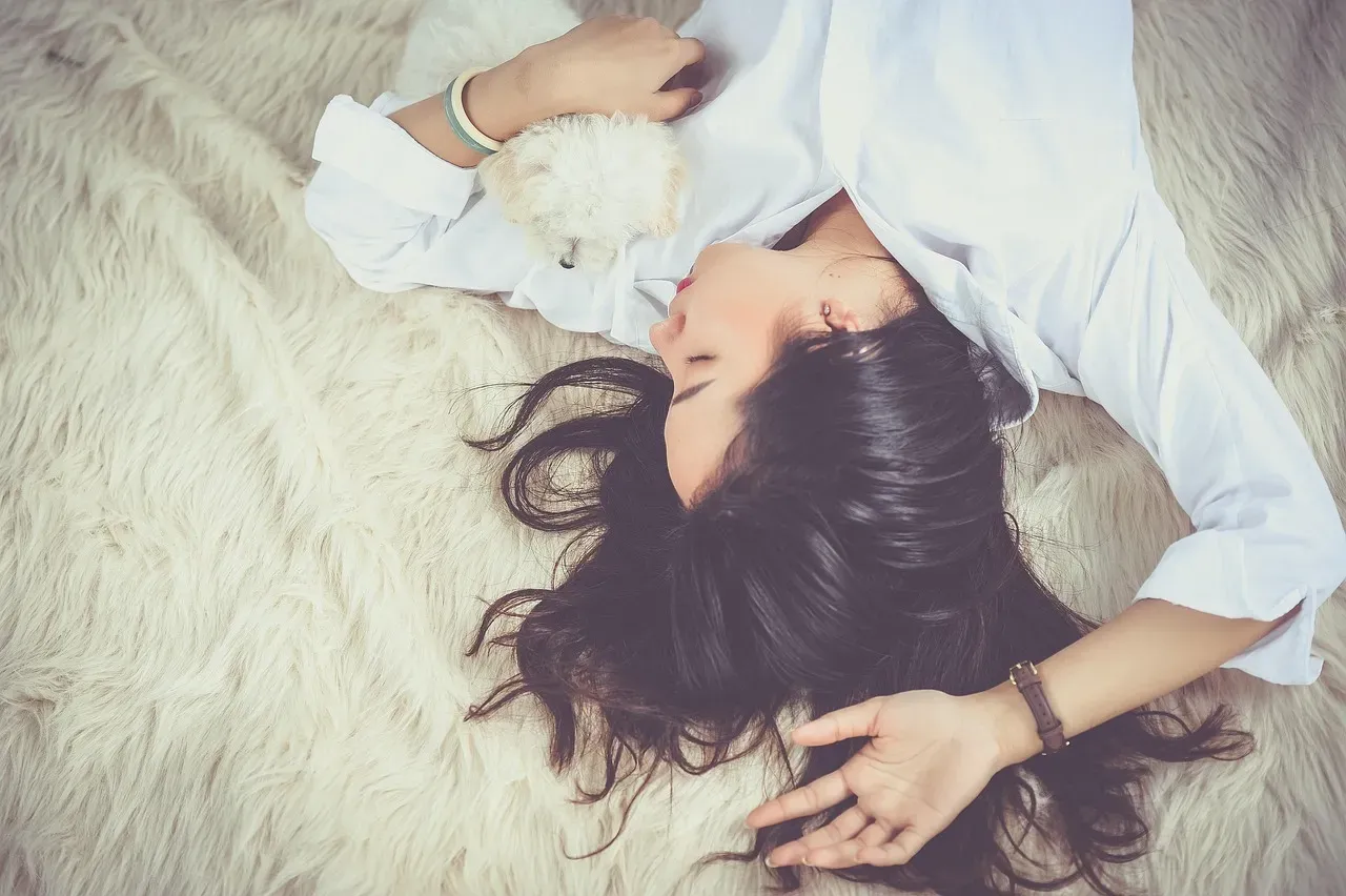 #6: Clinging to You While Sleeping - Attachment Born From Fear (Image Credits: Pixabay)