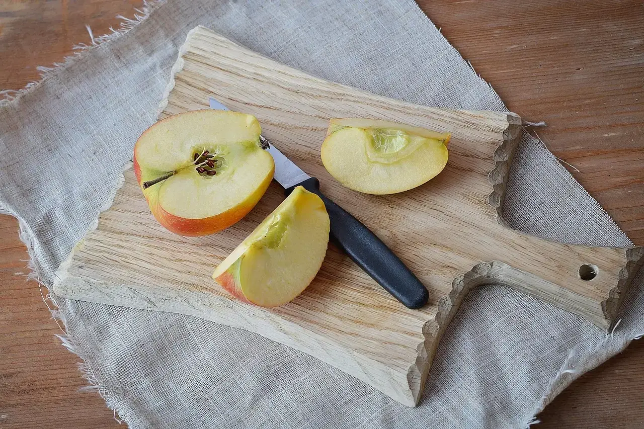 Preparing Apples the Right Way (Image Credits: Pixabay)