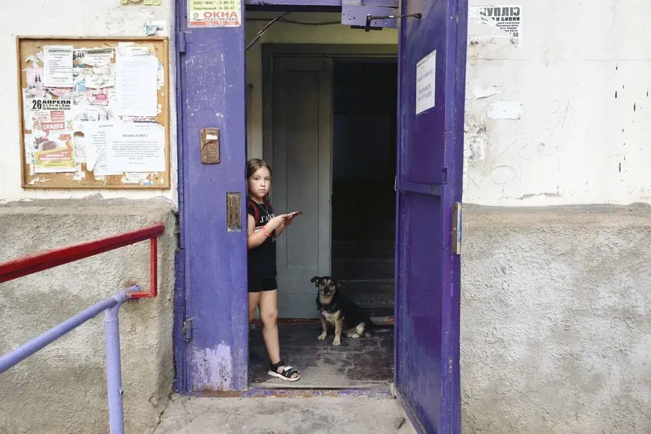 #10 - Letting Kids Turn the Doorway Into a Playground (Image Credits: Pexels)