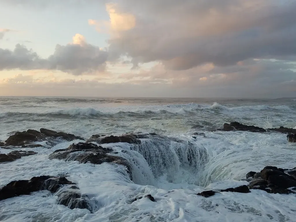 Thor's Well: Oregon's Drainpipe of the Pacific (Image Credits: Flickr)