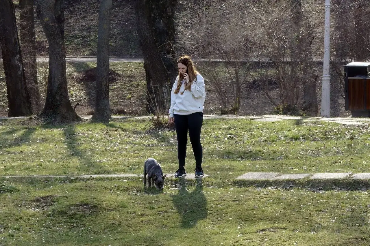 Scrolling Through Your Phone During Walks (Image Credits: Pixabay)