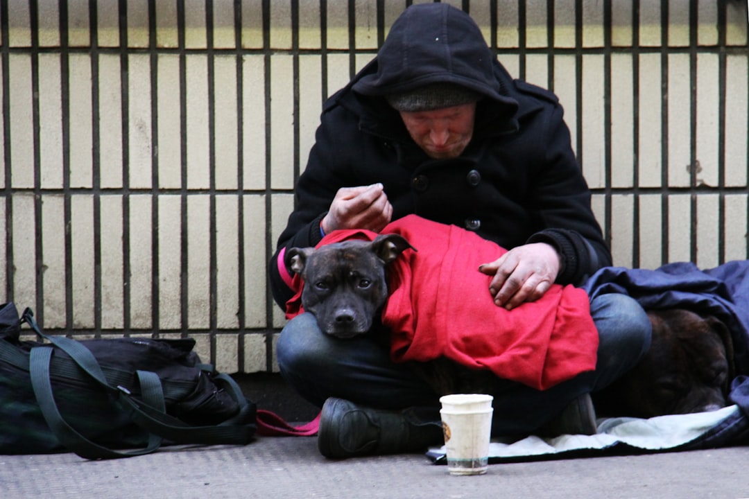 The Homeless Partnership That Endured Beyond Life (Image Credits: Unsplash)