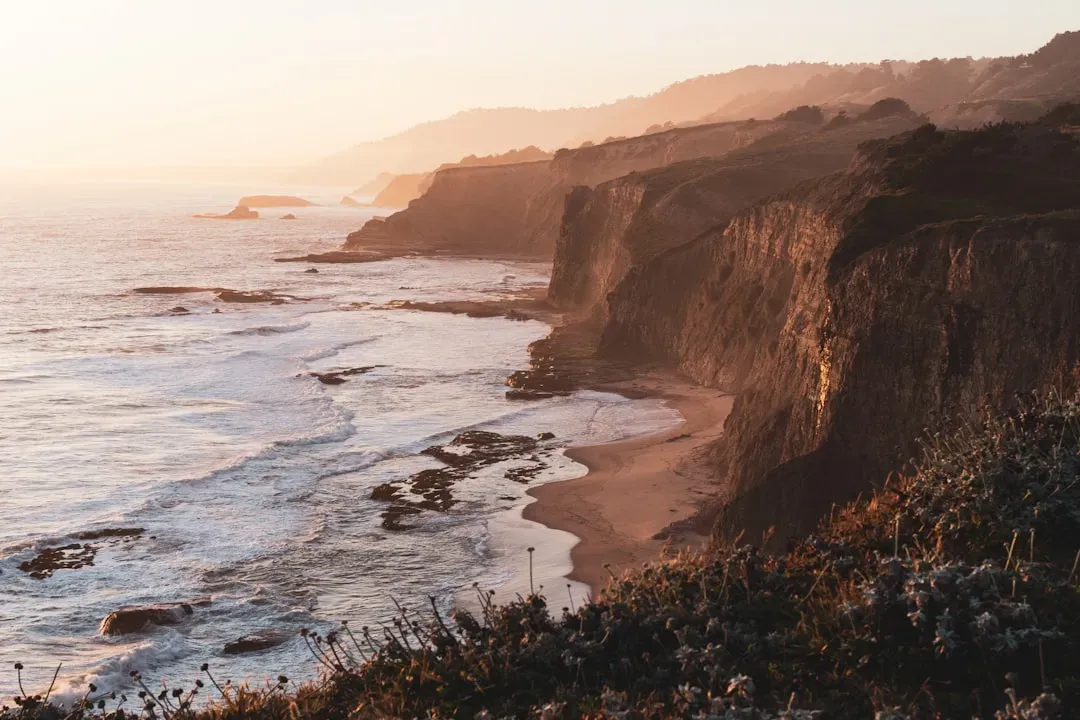 Palos Verdes Bluffs: Coastal Upwelling and Crystal-Clear Skies (Image Credits: Unsplash)