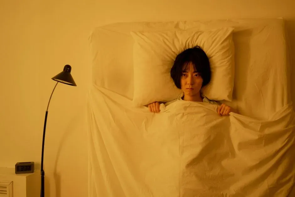 Common Lifestyle Triggers That Make 3:33 AM Wakeups Worse (Image Credits: Pexels)