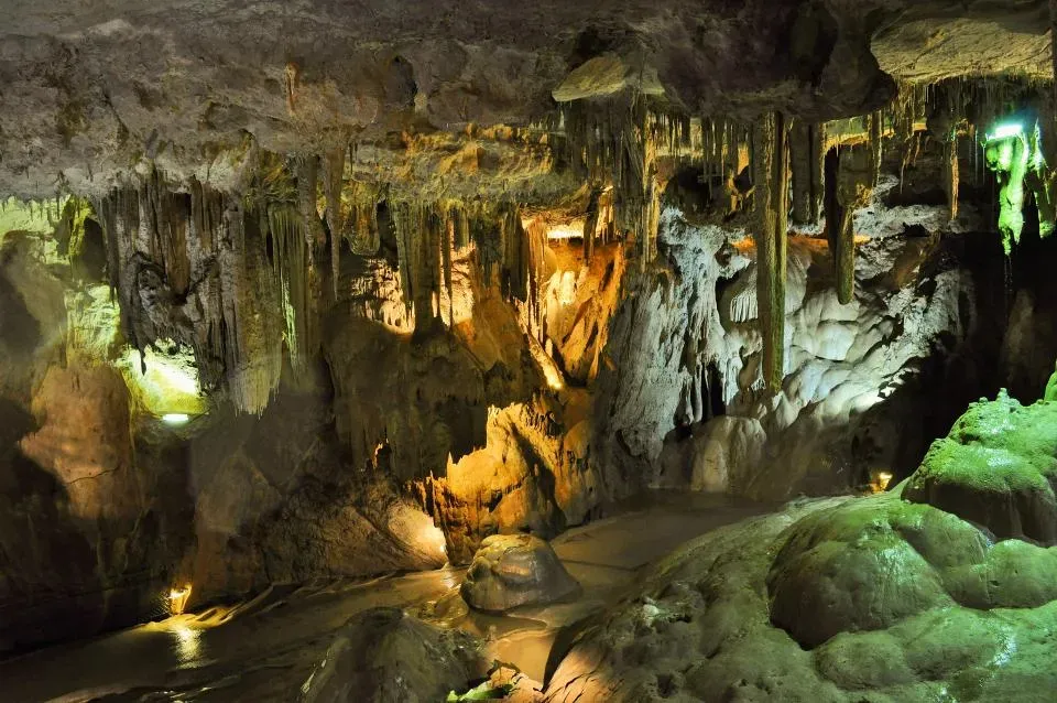 Modern Myths, Hollow‑Earth Ideas, and the Archaeological Reality (Image Credits: Stocksnap)