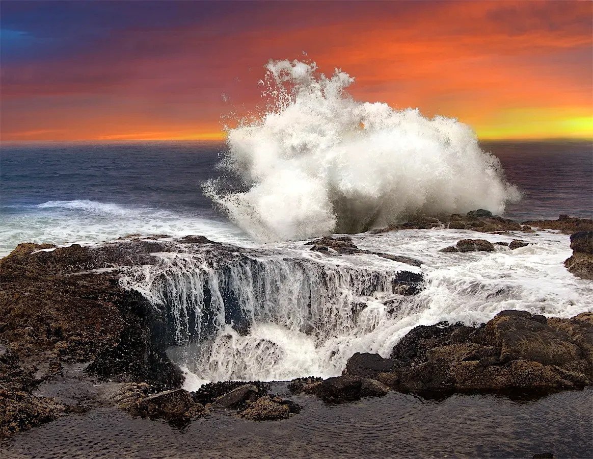 5. Thor’s Well and the Volcanic Coast of Oregon: When the Ocean Disappears Underground (Thor's Well Enhancement, CC BY 2.0)