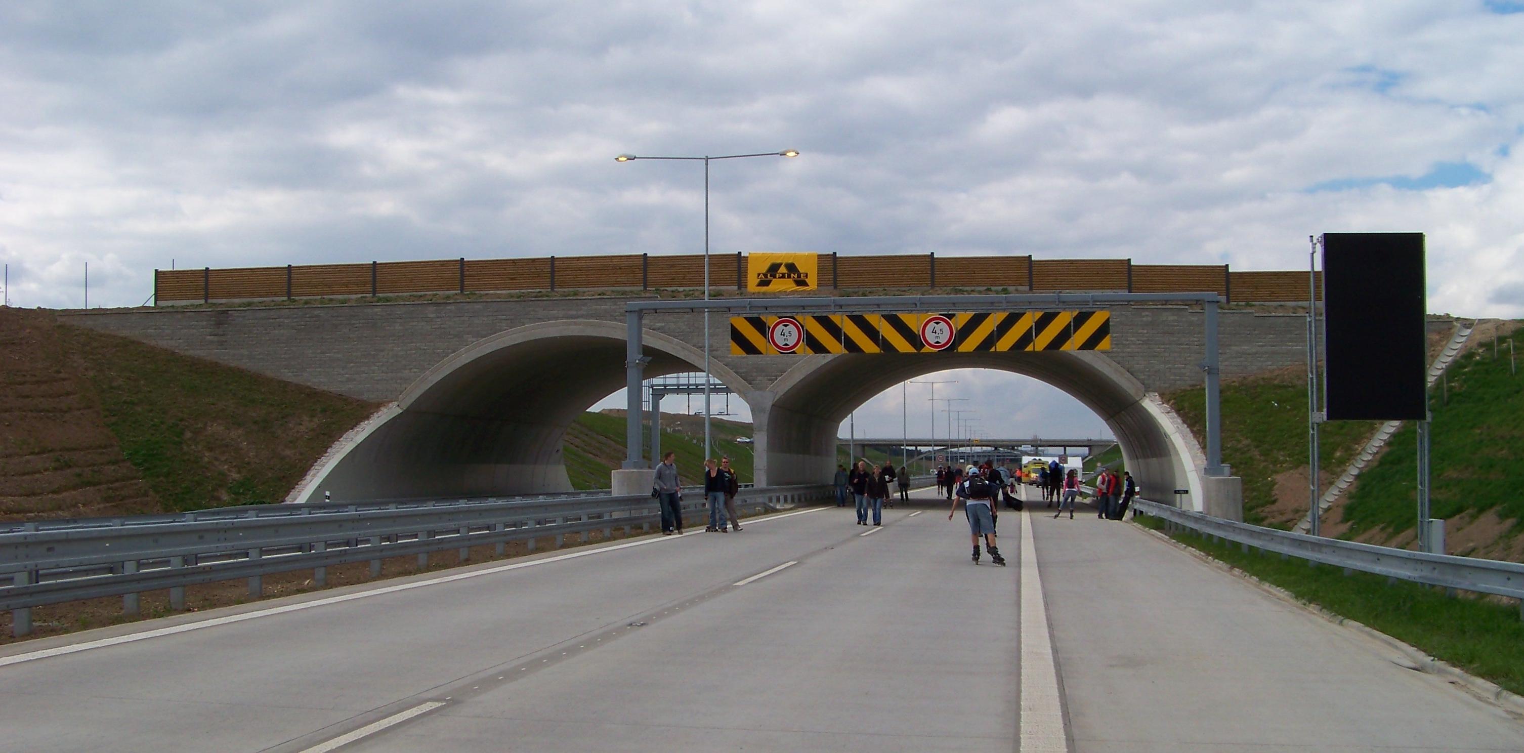 I‑90 Snoqualmie Pass, Washington: Cascades Reconnected (Image Credits: Wikimedia)