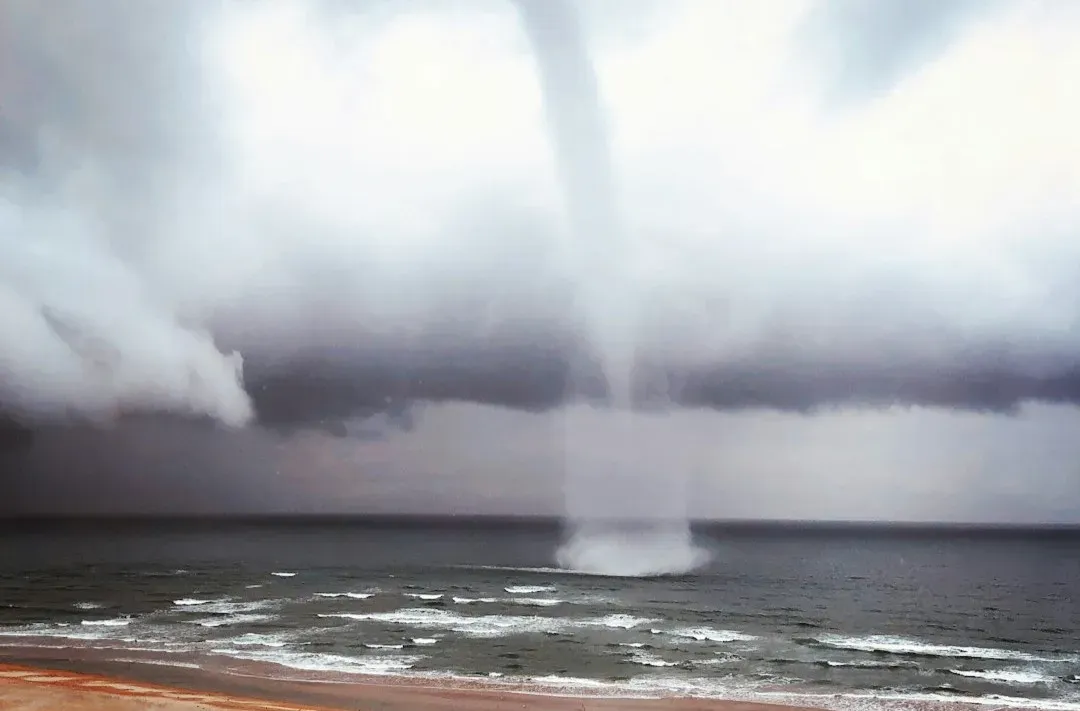 5. Waterspouts and Fire Tornadoes: Vortices That Break the Rules (Image Credits: Unsplash)