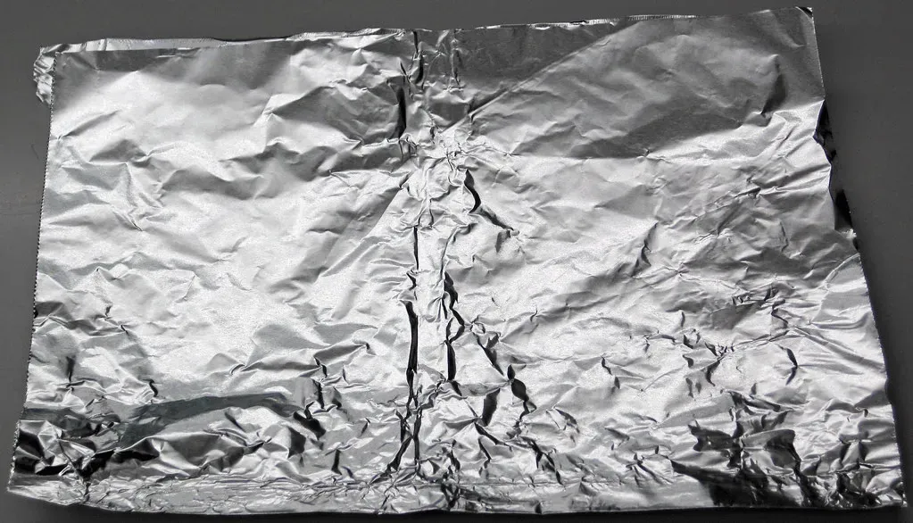 3. Aluminum Foil: A Reactive Metal Hiding in Plain Sight (Image Credits: Flickr)