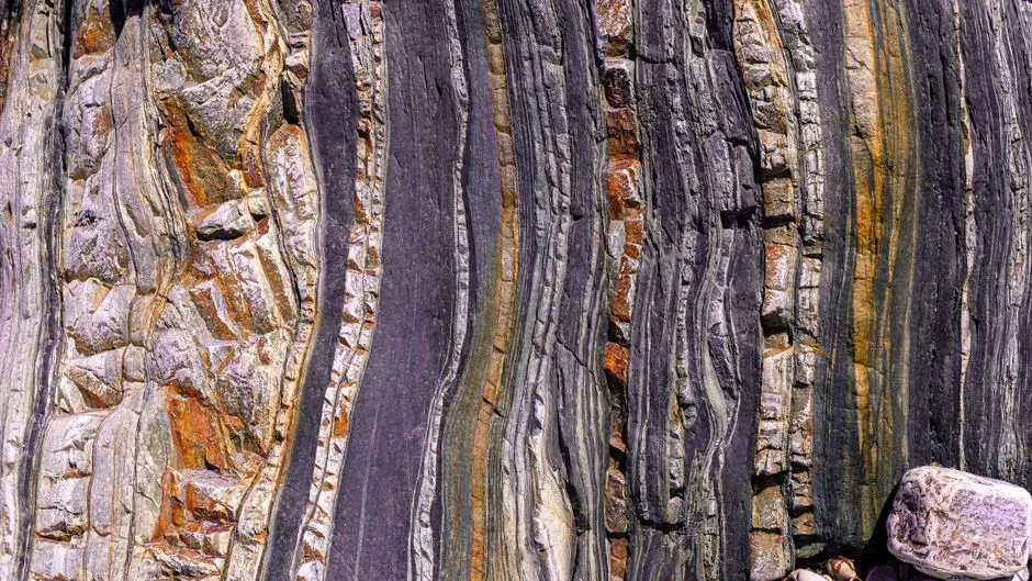 6. Sea Levels Rose and Fell, Leaving Stacked Marine Layers (Image Credits: Pexels)