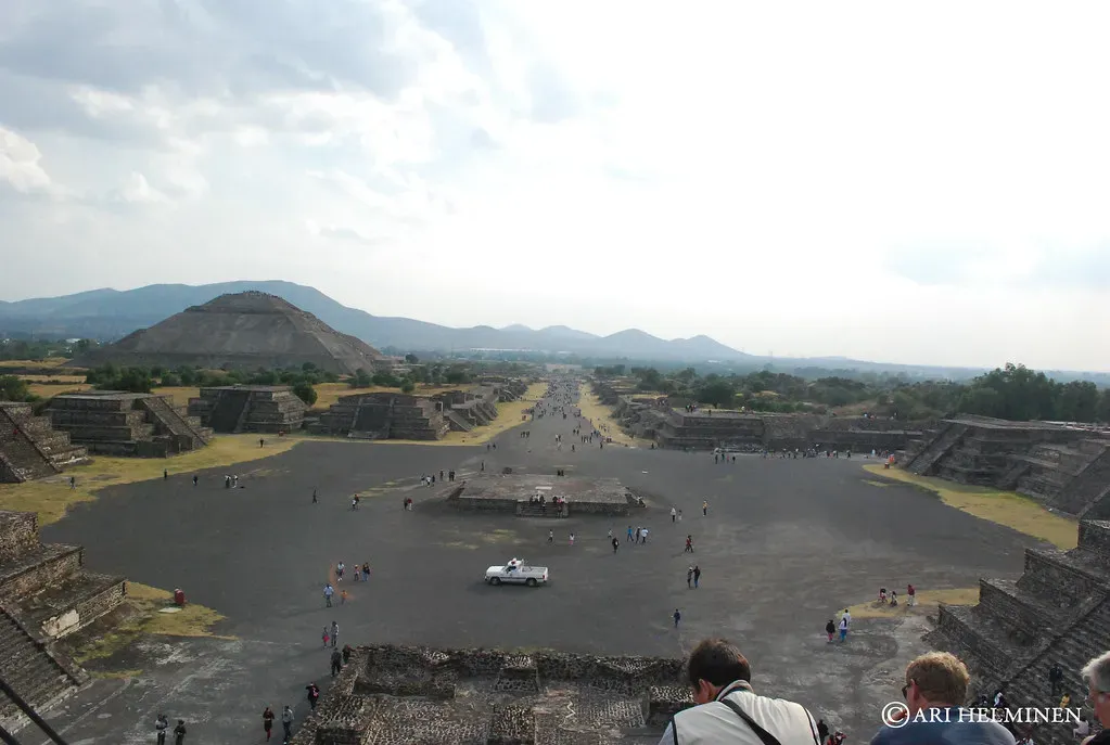 6. Teotihuacan’s Avenue of the Dead: An Imperial‑Scale Vision Without Named Emperors (Ari Helminen, Flickr, CC BY 2.0)