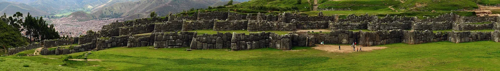 5. Sacsayhuamán: Polygonal Walls That Lock Like 3D Jigsaw Puzzles (This file was derived from:  Sacsayhuamán Décembre 2006 - Vue Panoramique - Pleine résolution.jpg:, CC BY 3.0)