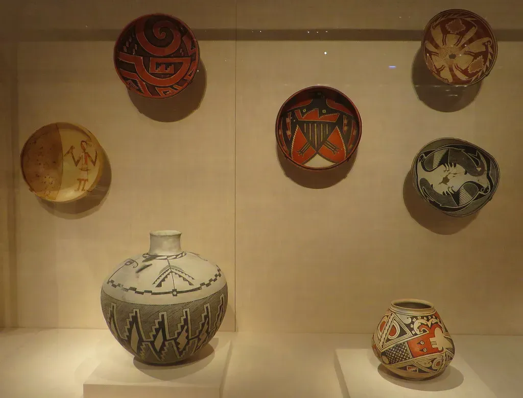 #13 - Geometric Incised Bands and Chevron Motifs (Ken Lund, Flickr, CC BY-SA 2.0)