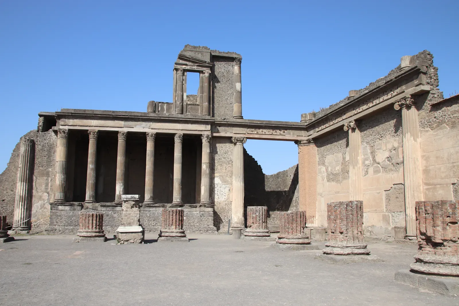 Pompeii Froze a Moment in Time (Image Credits: Wikimedia)