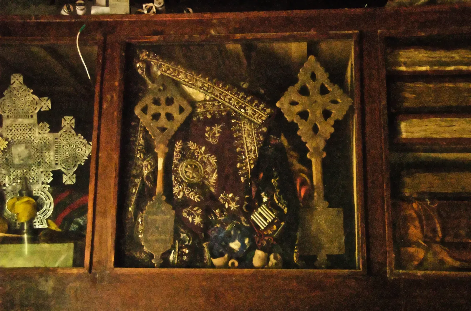 #3. "Miraculous" Religious Relics That Fail Basic Material Tests (Relic Dream VisionUploaded by Elitre, CC BY 2.0)