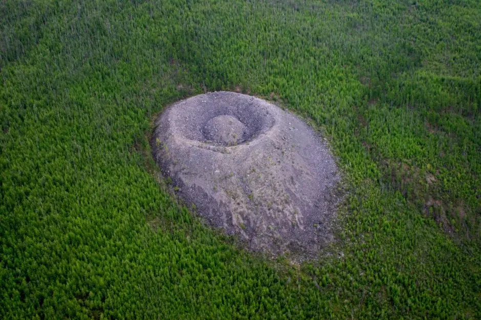 7. The Patomskiy “Crater”: A Cone With No Clear Culprit (Image Credits: Wikimedia)