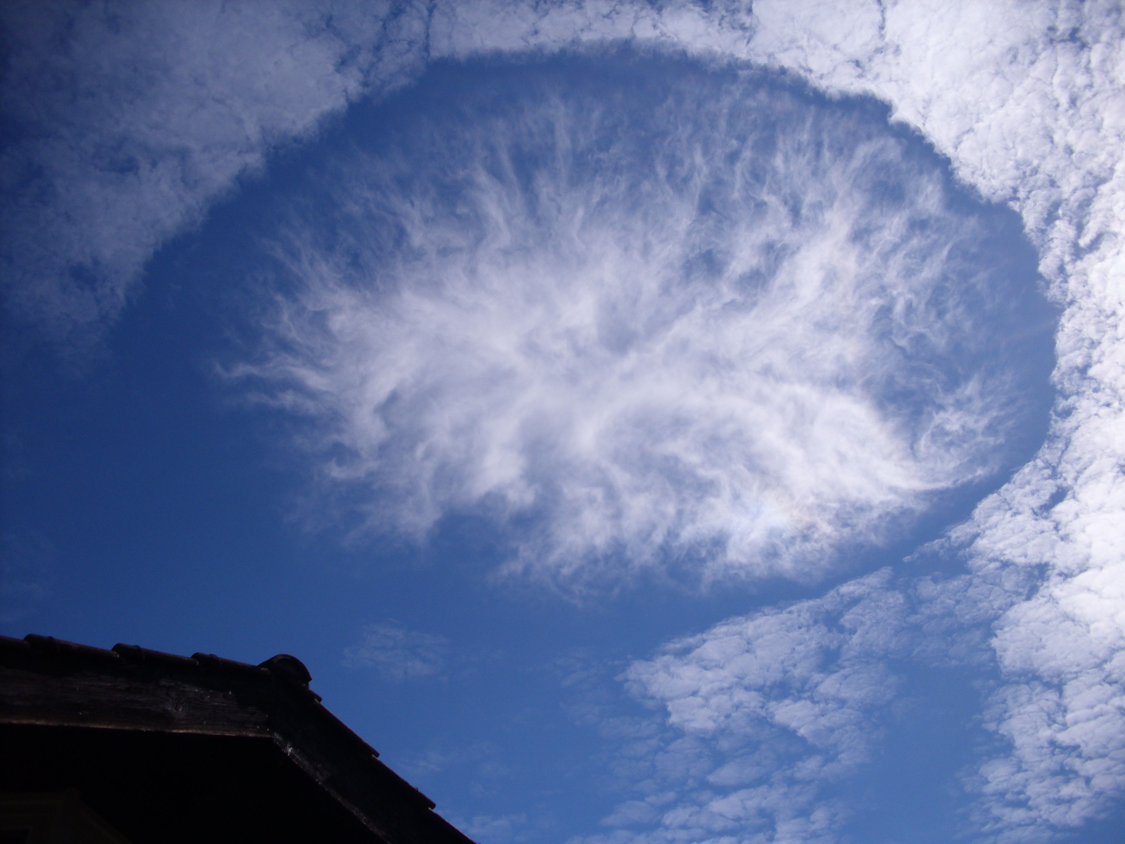 Fallstreak Holes: Sky Donuts Carved by Passing Aircraft (Image Credits: Wikimedia)