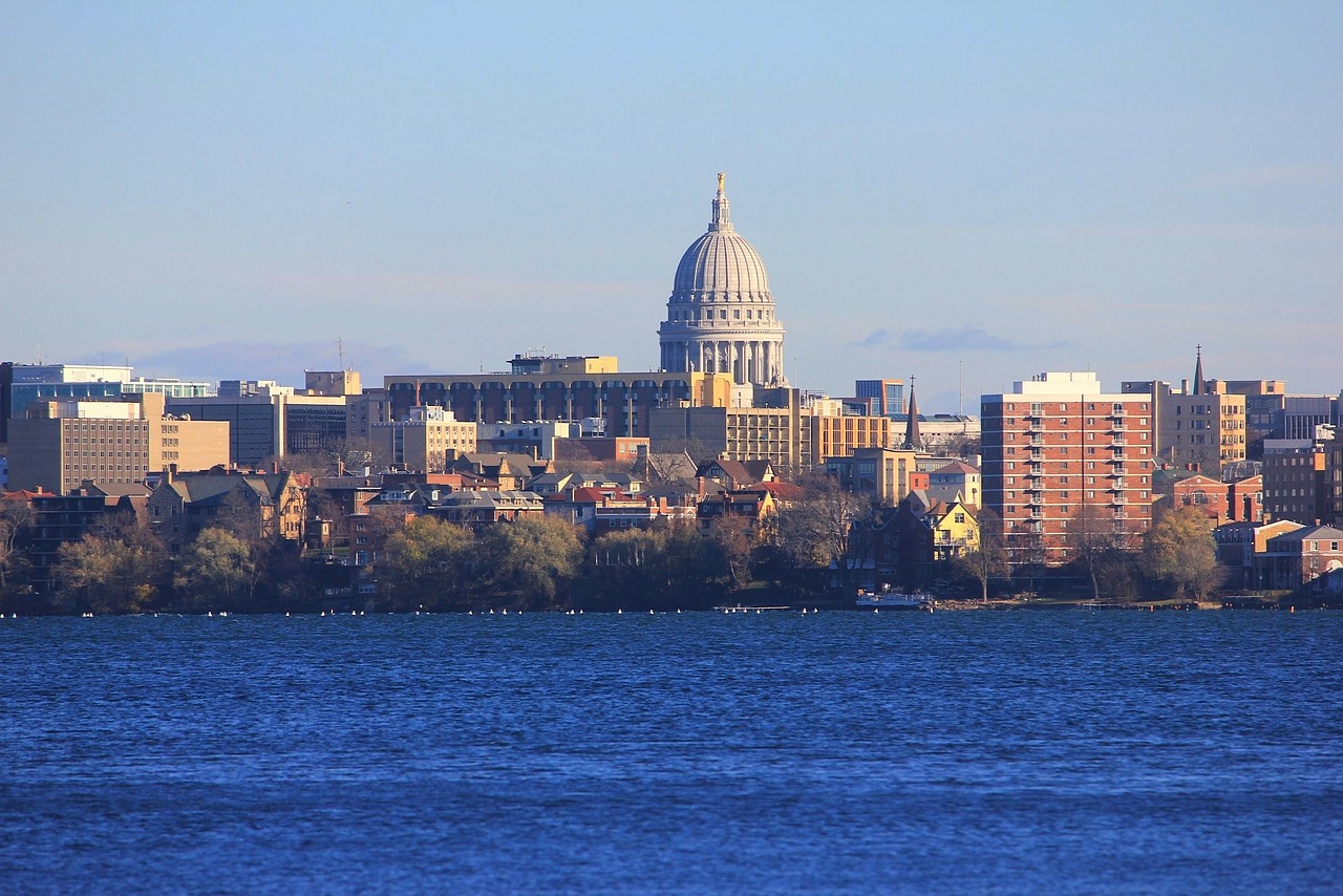Lake Mendota, Wisconsin - The Academic Superstar (Image Credits: Pixabay)