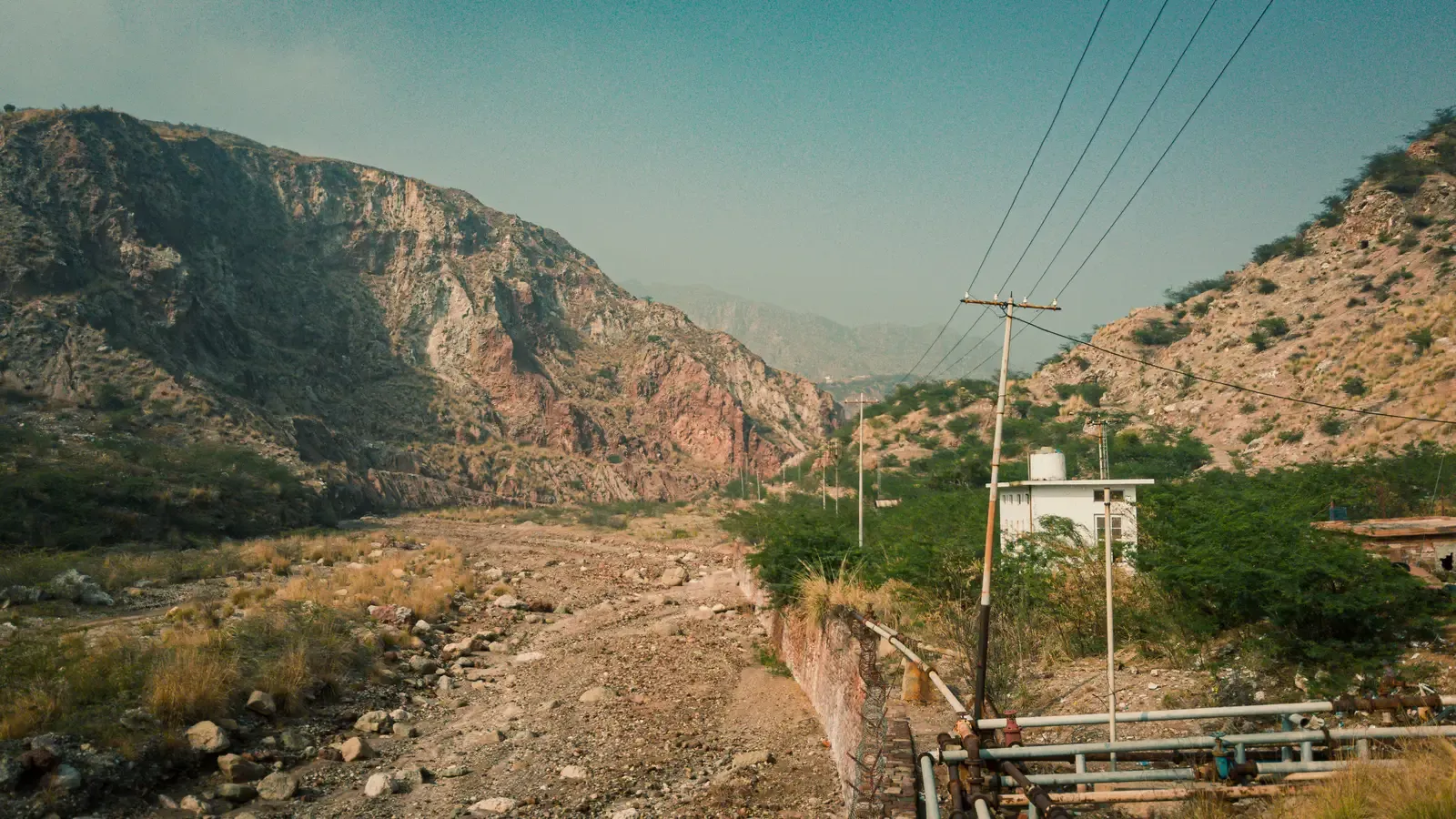 Pakistani Salt Range: A Mountain Belt Made of Ancient Sea Salt (By Shahzaib Damn Cruze, CC BY-SA 4.0)