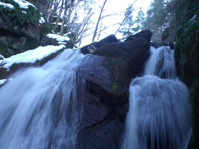 Looking Glass Falls, North Carolina - Southern Cold Snaps (Image Credits: Wikimedia)