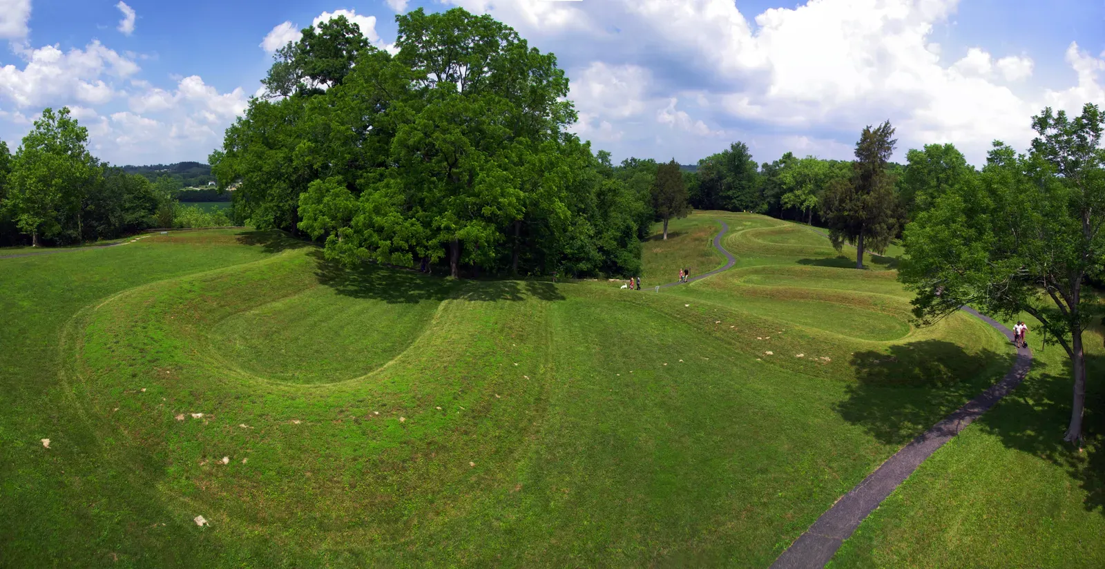 8. Serpent Mound and the layered history beneath an Ohio ridge (By Niagara66, CC BY-SA 4.0)